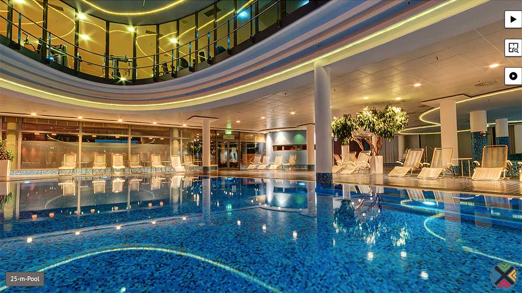 Beleuchteter Innenpoolbereich im CentroVital Berlin Spandau