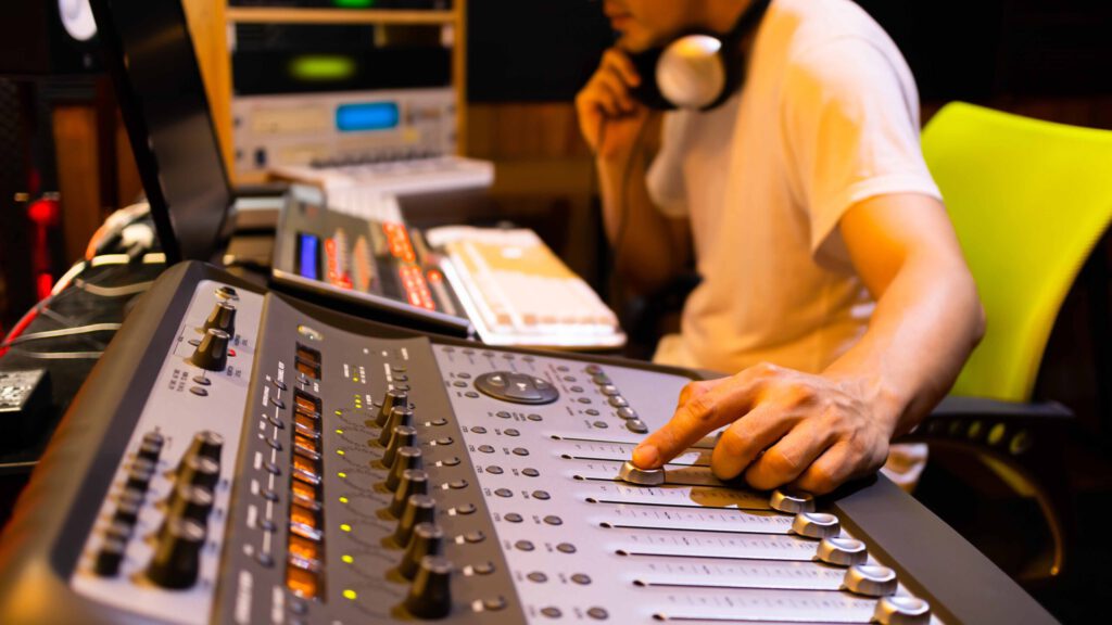 Toningenieur arbeitet an einem Mischpult im Studio