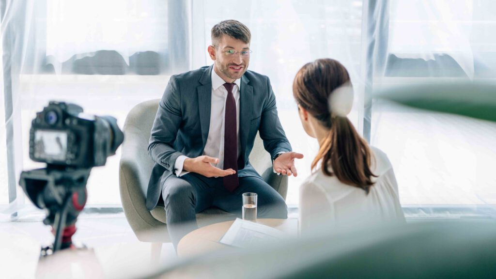 zwei Personen werden bei einem Interview gefilmt