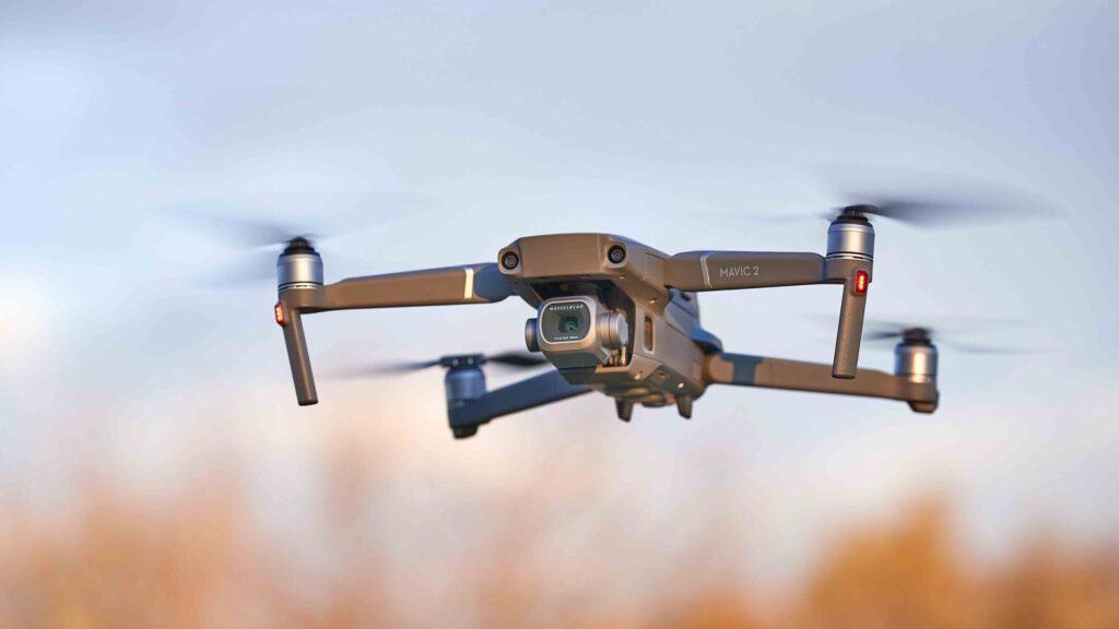 Fliegende Drohne Mavic 2 mit Kamera