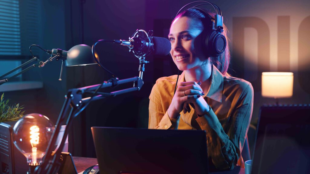 Frau spricht in ein Studiomikrofon